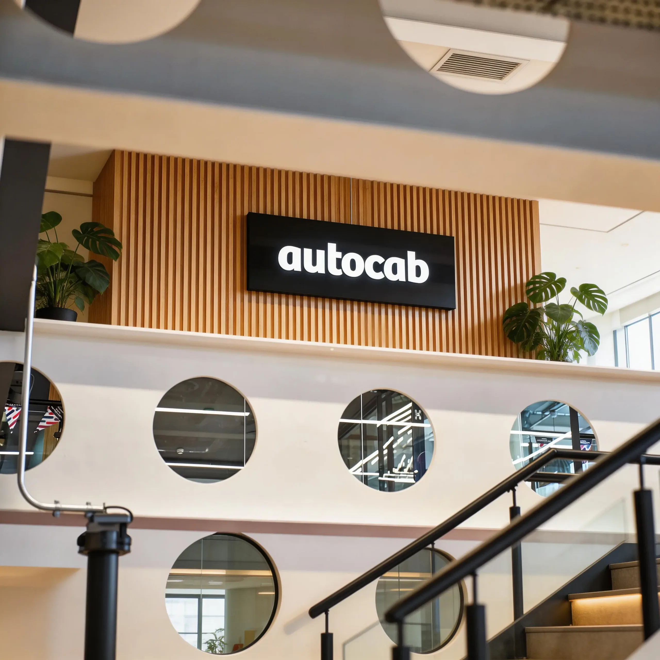 Autocab opiniones: logotipo de la empresa en sus oficinas corporativas