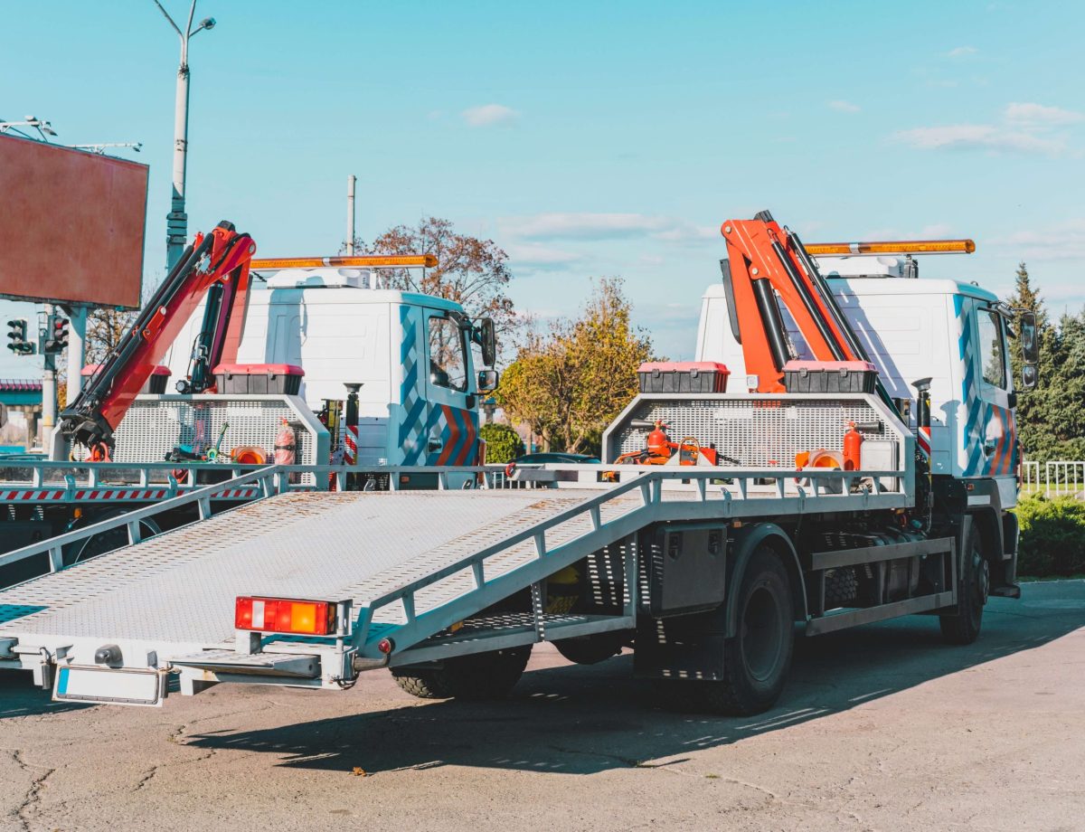 vista-posterior-de-nuevas-gruas-estacionadas-cerca-de-la-carretera-en-la-ciudad